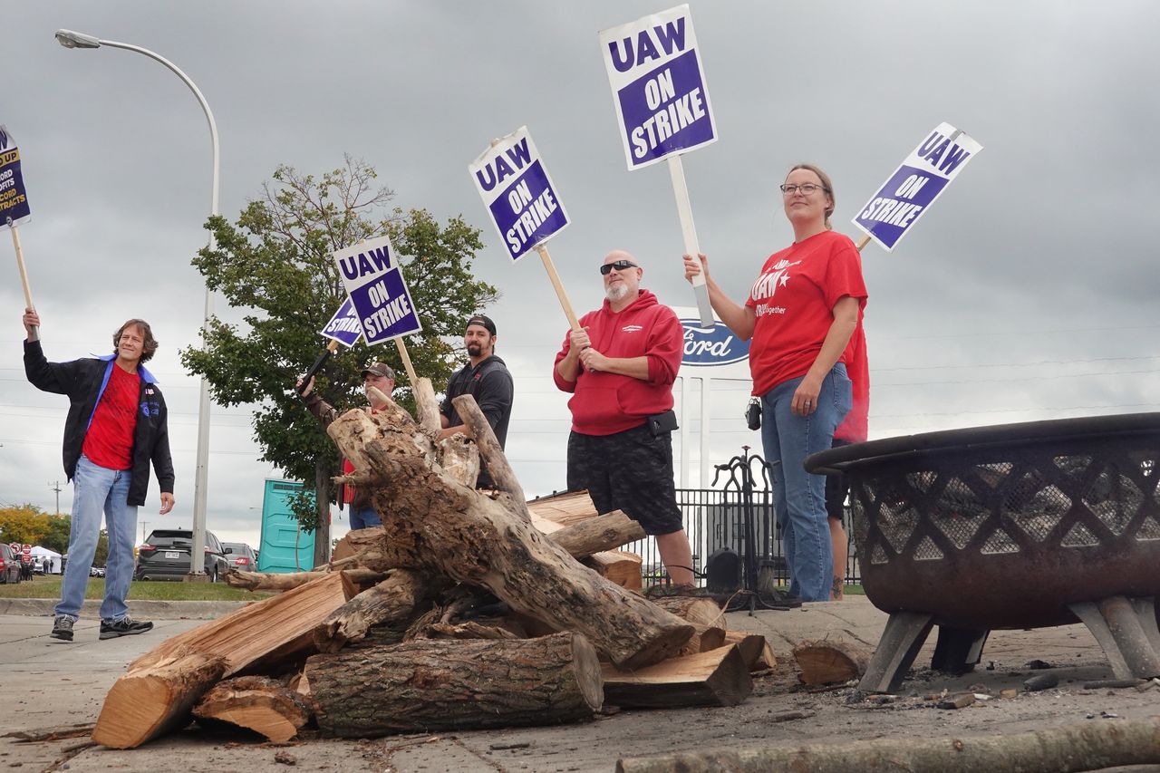 Automotive industry strikes: car drove into picketing union members. There are injuries