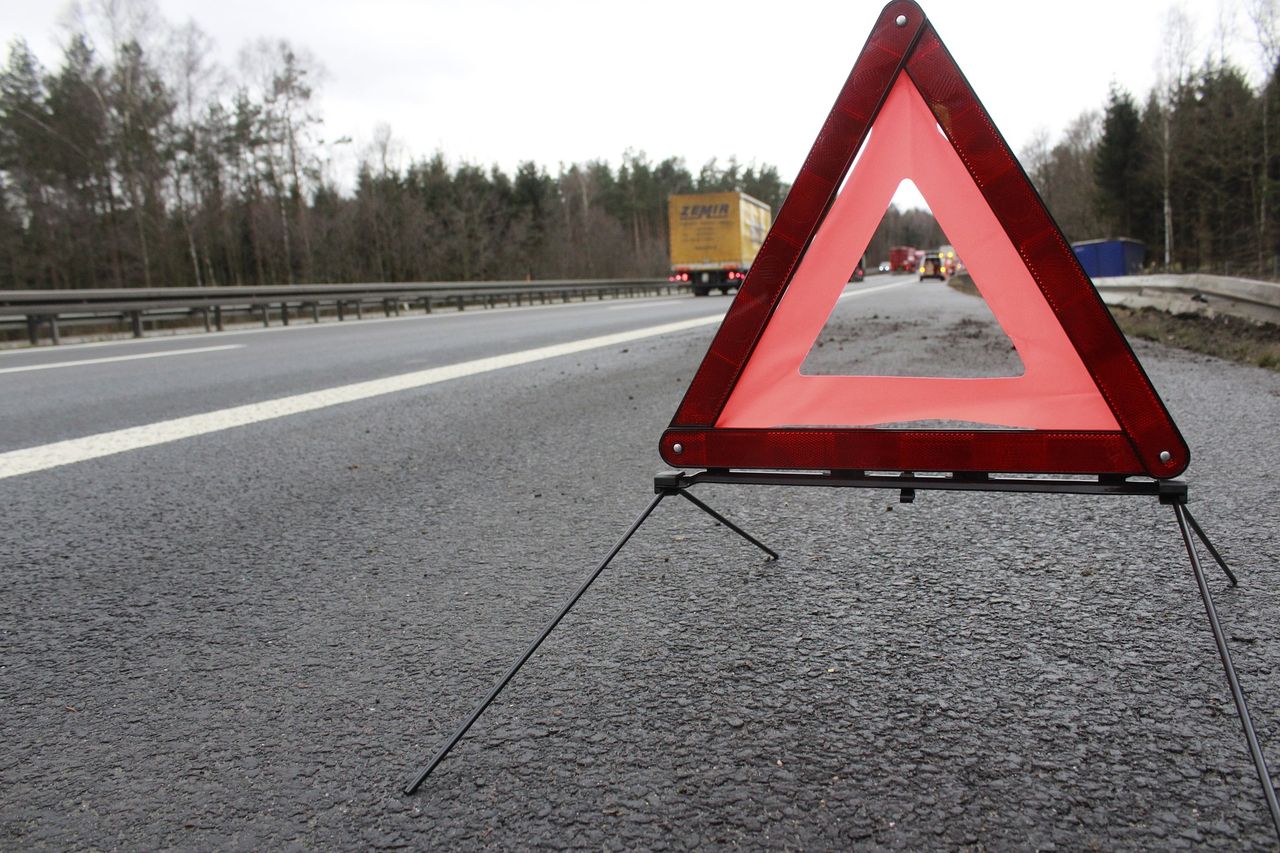 Zgodnie z przepisami, trójkąt ostrzegawczy na autostradzie i drodze ekspresowej powinniśmy ustawić 100 metrów za pojazdem