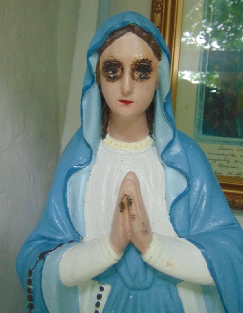 Zniszczona figurka religijna