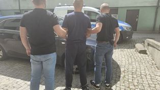 Otworzył drzwi, zobaczył znajomą dziewczynę i od razu dostał w twarz od faceta. Parka chciała pieniędzy