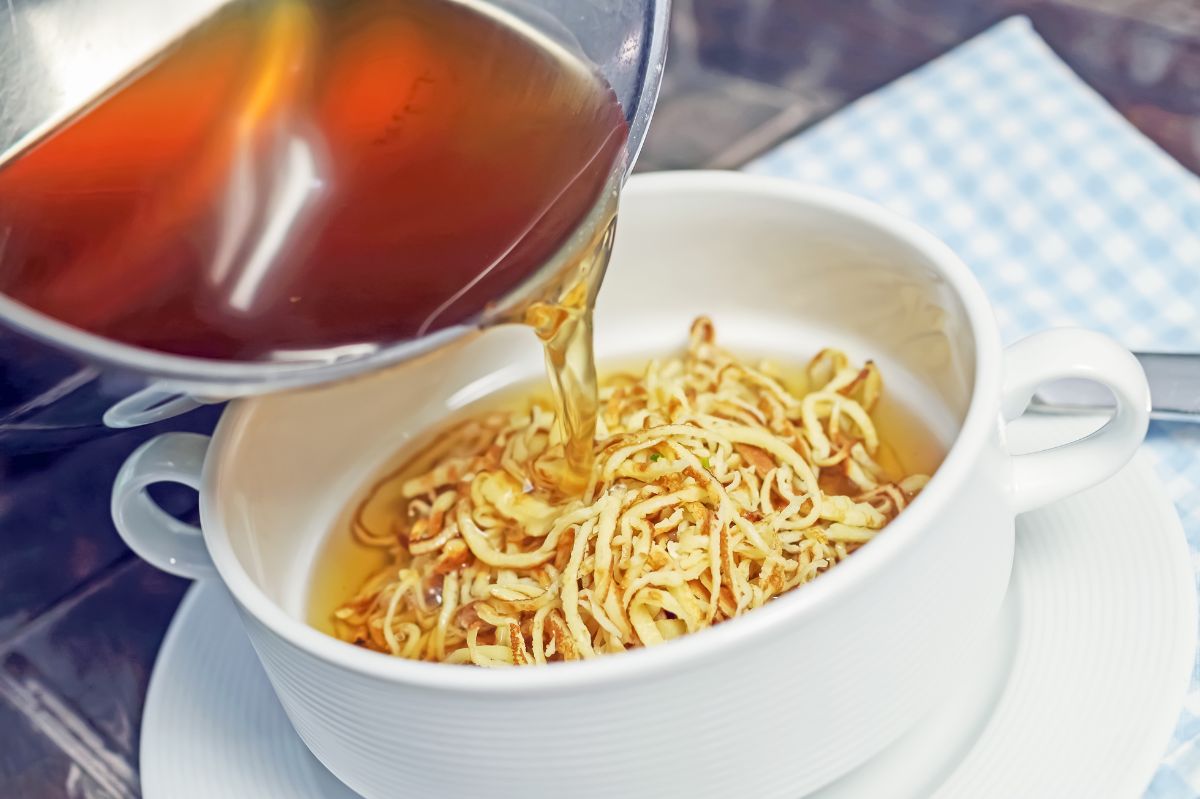 Zupa naleśnikowa robi furorę. W polskich domach coraz częściej niż rosół