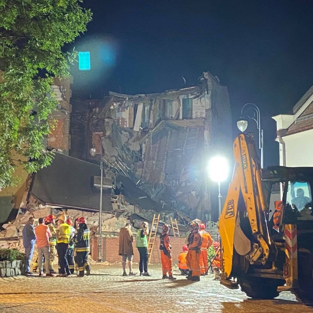 Chorzów. Strażacy przez całą noc przeszukiwali gruzowisko w poszukiwaniu ludzi. 