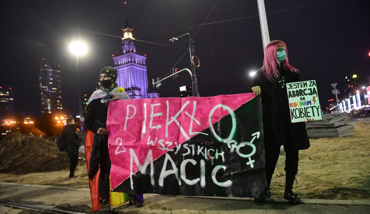 Uczestnicy protestu Ogólnopolskiego Strajku Kobiet pod hasłem „Bronimy życia kobiet w Polsce” przy rondzie Dmowskiego w Warszawie. 22 października 2021 roku