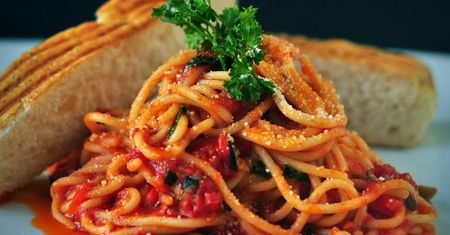 Światowy Dzień Spaghetti. Przepis na makaron, który rozpali zmysły