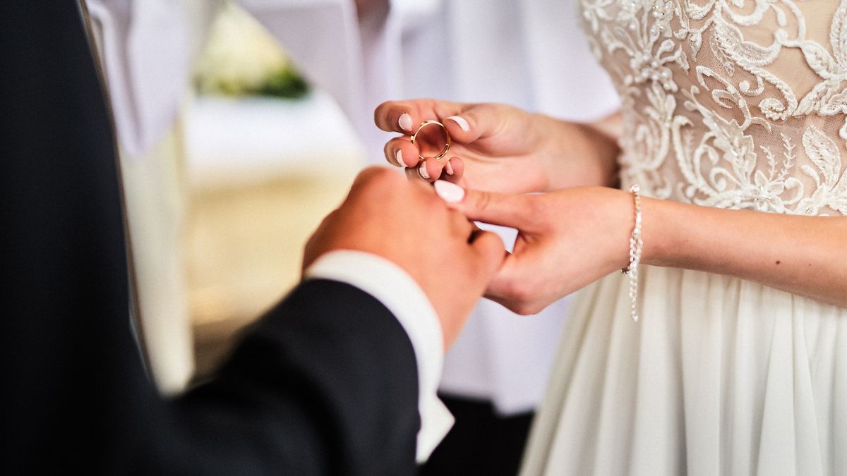 Oburzył się zachowaniem świeżo upieczonej małżonki.