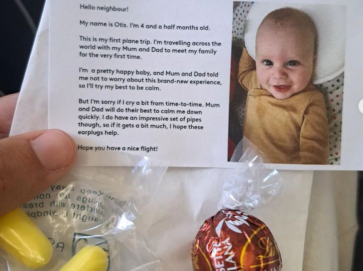 Rodzice rozdali pasażerom paczki