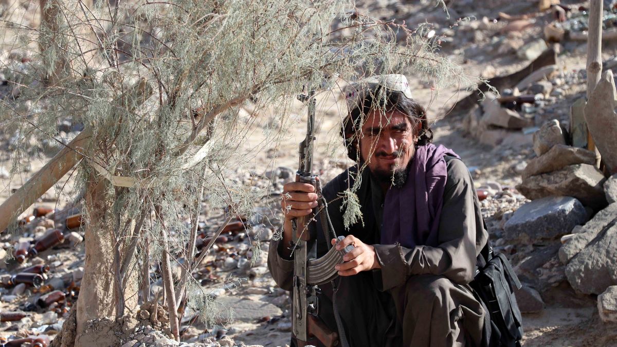 Taliban and local residents visit the site of a mass-grave and the re-burial of the mortal remains, that was found by locals in Spin Boldak, Kandahar, Afghanistan, 26 September 2022. Taliban officials said on 26 September, that the remains of 12 people were found in a mass grave in Spin Boldak, a town on the border with Pakistan, a few days ago. Spin Boldak was the site of fierce fighting between the Afghan government and Taliban fighters before the Taliban took power in 2021. The UN rapporteur for Afghanistanâ��s human rights Richard Bennett said that it is 'important these remains are not disturbed and damaged further pending forensic examination, while being sensitive to needs of families.' The deputy spokesman of the Islamic Emirate, Bilal Karimi, said that the grave site and human remains are from eight years ago and that investigations are underway in this regard. EPA/STRINGER Dostawca: PAP/EPA.