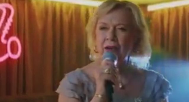 „Jej czarne oczy” i karaoke reklamują wyprzedaż w Vision Express (wideo)