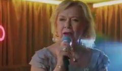 „Jej czarne oczy” i karaoke reklamują wyprzedaż w Vision Express (wideo)