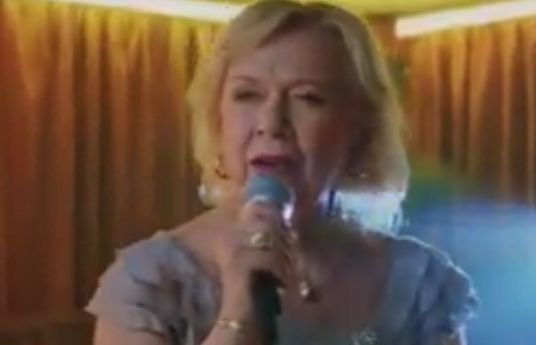 „Jej czarne oczy” i karaoke reklamują wyprzedaż w Vision Express (wideo)