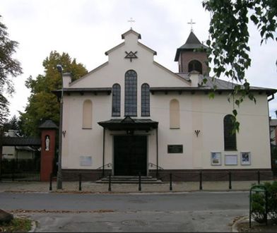 Szokujący napis na drzwiach kościoła