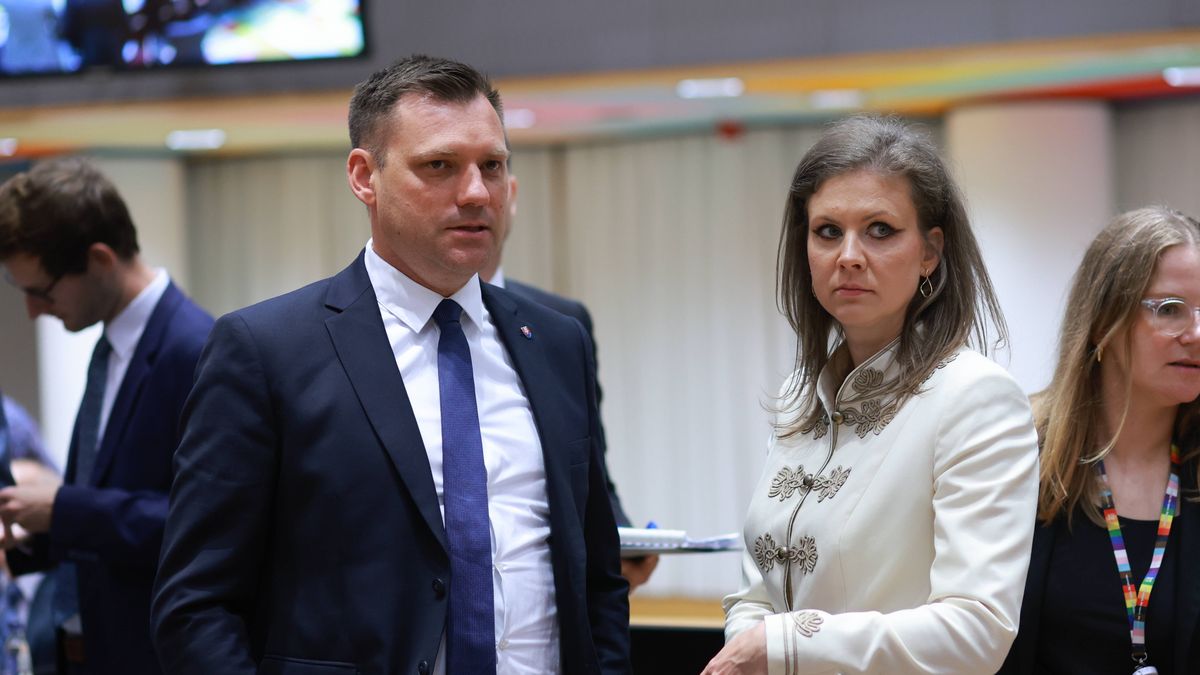 EU Environment Ministers Council in Brussels
epa12386503 Slovak Environment Minister Tomas Taraba (L), and Hungarian State Secretary for Environmental Affairs Aniko Raisz (R) attend the European Environment Ministers Council in Brussels, Belgium, 18 September 2025. EU environment ministers will hold a policy debate on a proposal to amend the European Climate Law to establish a binding intermediate climate target for 2040. The proposal introduces a target to reduce greenhouse gas (GHG) emissions by 90 percent by 2040 compared to 1990 levels. It also outlines key elements and conditions that the European Commission must reflect in its legislative proposals for the post-2030 policy framework to enable member states to achieve the 2040 target.  EPA/OLIVIER HOSLET 
Dostawca: PAP/EPA.
OLIVIER HOSLET
EU, european council, Environment  ministers, press, media, microphone, flags