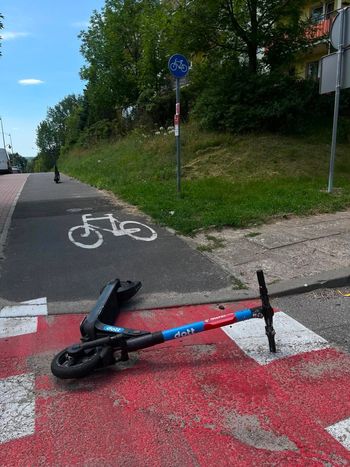 Koniec z hulajnogami blokującymi chodniki. Płock wprowadza odholowania