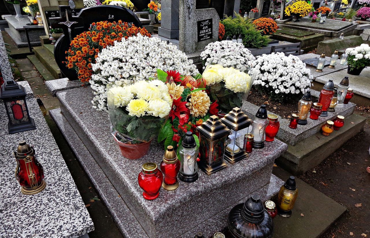 1 listopada to dla wielu jedyny dzień w roku, w którym odwiedzają groby bliskich
