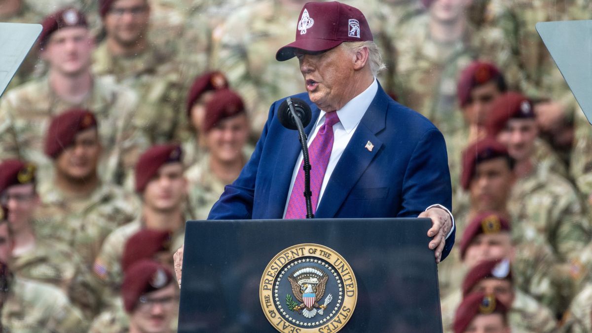 US President Donald Trump speaks at Fort Bragg to celebrate the US Army's 250th anniversary at Pike Field at Fort Bragg, North Carolina, USA, 10 June 2025. Fort Bragg is home to the 82nd Airborne Division, Joint Special Operations Command and other units. EPA/STAN GILLILAND Dostawca: PAP/EPA.