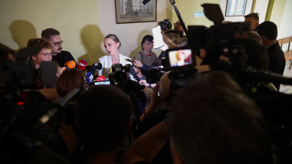 Obrońca oskarżonego Sebastiana M., Katarzyna Hebda, podczas wypowiedzi dla mediów przed salą Sądu Rejonowego w Piotrkowie Trybunalskim