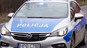 Chłopiec szedł chodnikiem. Kierowca uratował go przed atakiem psów