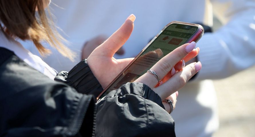 Młodzież narzeka na hejt, stalking i publikowanie wizerunku bez zgody. Przeanalizowano zagrożenia w sieci