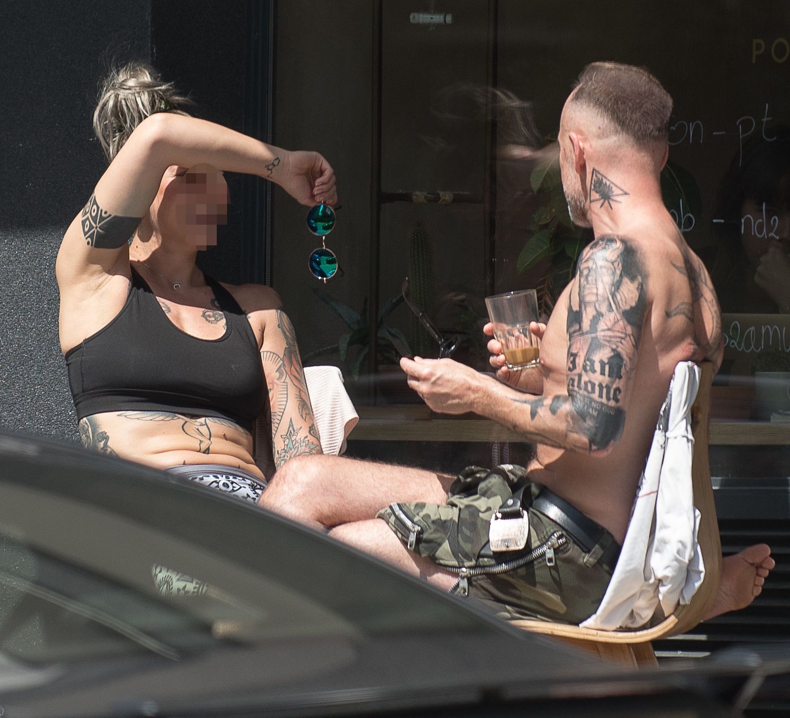 Nergal opala gołą klatę