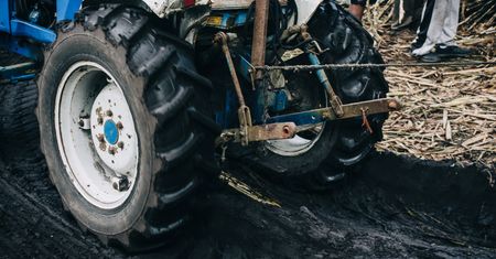 Zaorał asfaltową drogę. Porzucił ciągnik i uciekł