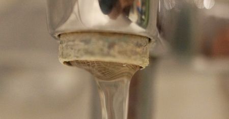 Wetrzyj w kran, a po chwili kamień zniknie. Odpadnie płatami
