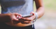 Usuwanie historii przeglądania w telefonie z Androidem i iPhone