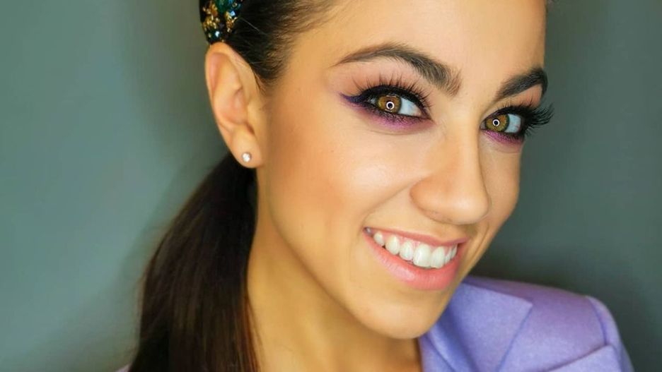 Maja Hyży czyta dziecku.