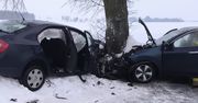 Mława: Czołowe zderzenie na oblodzonej drodze. Dwie osoby w szpitalu