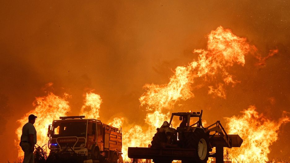 A man watches the fire in the municipality of Odemira, 07 August 2023. The fire, which broke out in the Baiona area, in the parish of SĂŁo TeotĂłnio, 05 August, has already forced the evacuation of four locations in the municipality of Odemira (Vale dos Alhos, Vale de Ă�gua, ChoĂ§a dos Vales and Relva Grande) and a rural tourism unit. EPA/LUIS FORRA Dostawca: PAP/EPA.