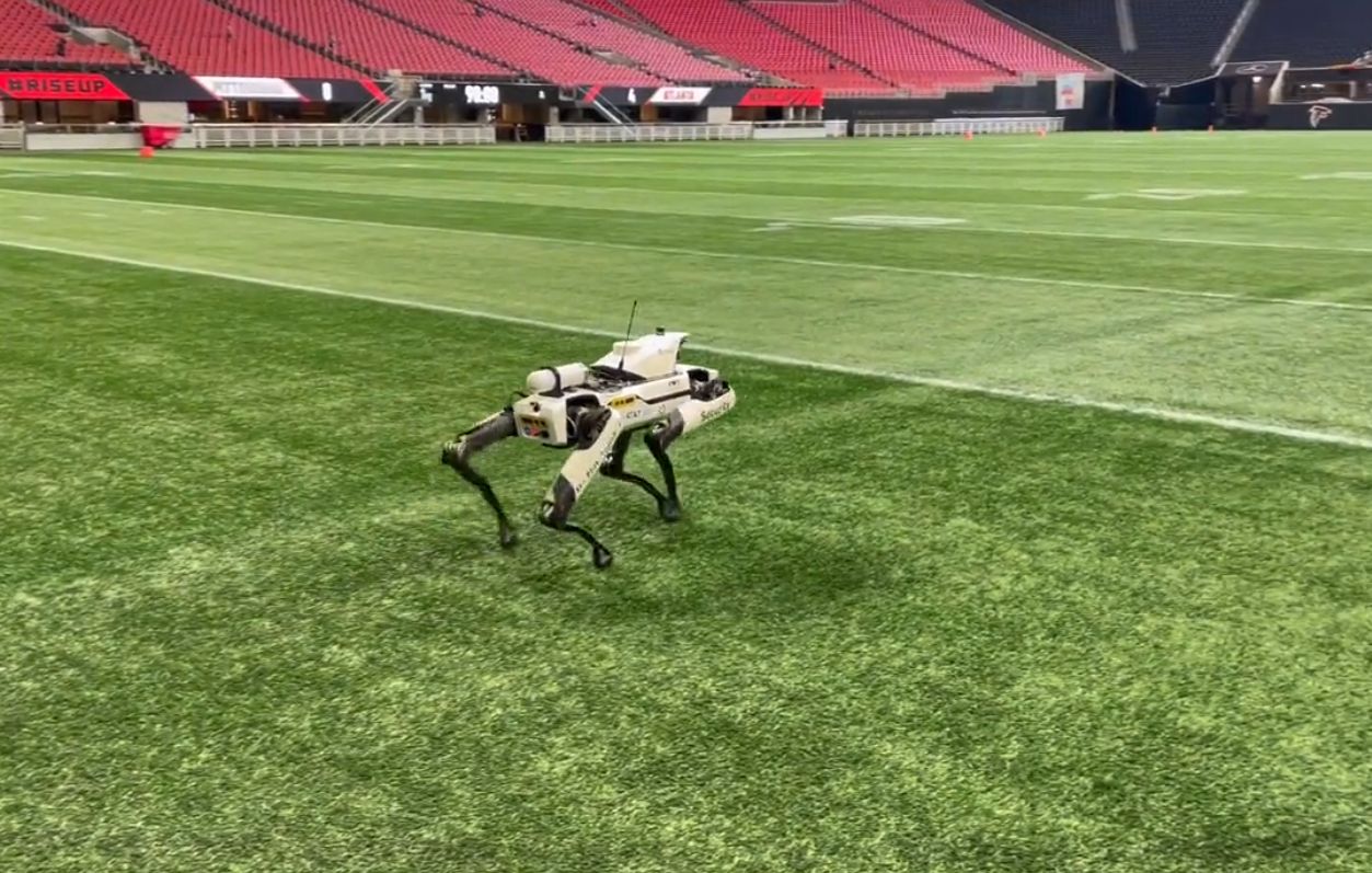 Robo-pies na stadionie. Jego obecność nie jest tu przypadkowa