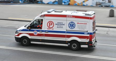 Warszawa. Auto z impetem uderzyło w bariery. Poszkodowane zostało dziecko