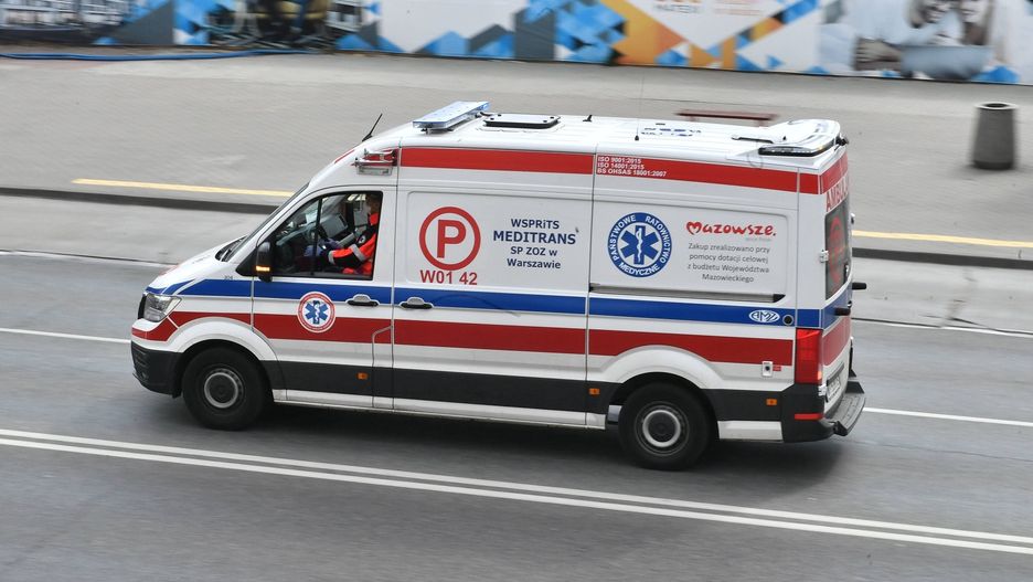 Warszawa. Auto z impetem uderzyło w bariery. Poszkodowane zostało dziecko