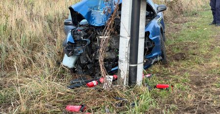 Warszawa: Wjechała peugeotem w słup na Białołęce. Auto zaczęło się palić