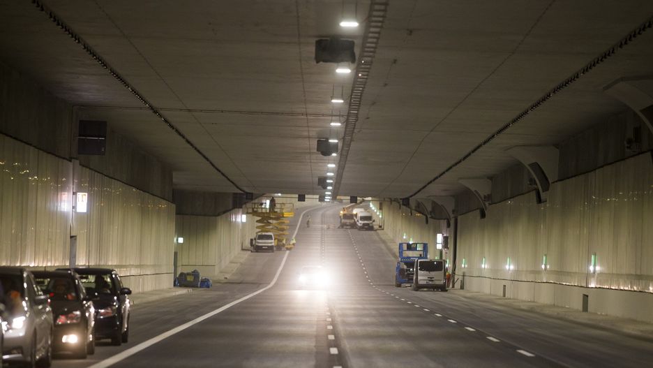 Za nieprzestrzeganie odpowiedniego odstępu od poprzedzającego samochodu w tunelu podczas zatrzymania wynikającego z warunków lub przepisów ruchu drogowego można dostać mandat w wysokości 100 zł.
