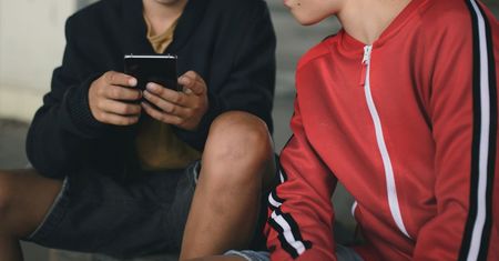 Byli zazdrośni o dziewczynę. Podstępem zwabili 15-latka, a potem go pobili