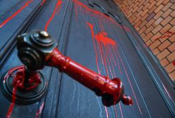 Warszawa. Zabytkowe drzwi kościoła oblane czerwoną farbą. Komentarz proboszcza