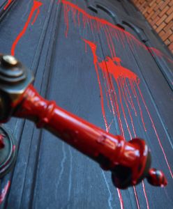 Warszawa. Zabytkowe drzwi kościoła oblane czerwoną farbą. Komentarz proboszcza