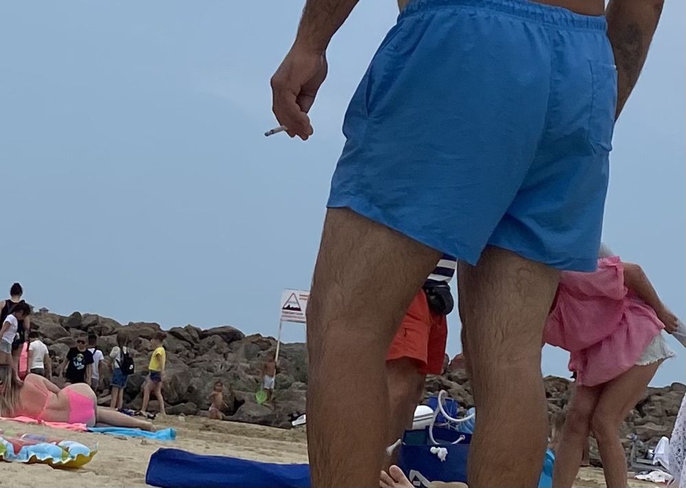 Turyści nagminnie palą papierosy na plażach w Nesebyrze