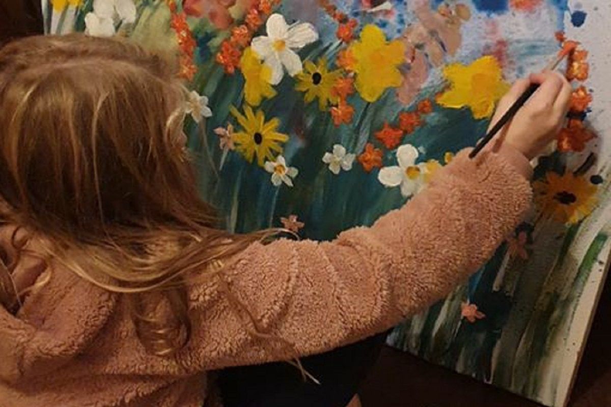 10-latka sprzedała obrazy za 250 tys. zł. Zaskakujące, co zrobiła z pieniędzmi