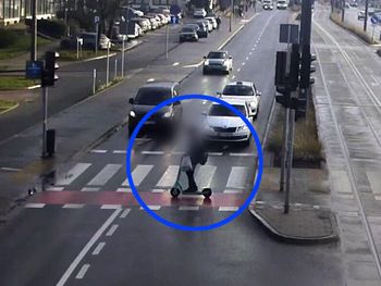 Olsztyn: Chłopak na hulajnodze wprost pod samochód. Miał czerwone