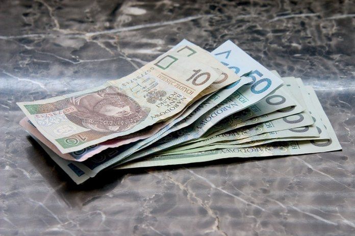 KRUS wypłaca dodatek dla sierot zupełnych. Kto i na jak długo może go otrzymać?