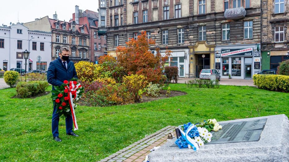 Prezydent Bytomia Mariusz Wołosz złożył kwiaty w 82. rocznicę spalenia synagogi.