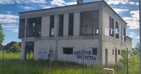 Wiaty przystankowe zniszczone farbami. Gmina Stara Biała reaguje