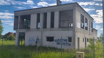 Wiaty przystankowe zniszczone farbami. Gmina Stara Biała reaguje