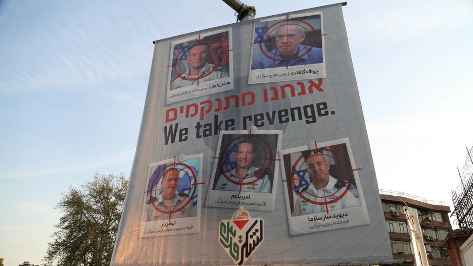 Widok plakatów wyrażających sprzeciw wobec Izraela po ataku na irańską placówkę dyplomatyczną w stolicy Syrii