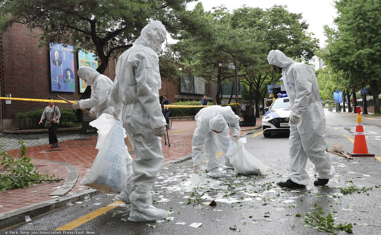 Balloons with rubbish over Seoul. They landed on the president's office.