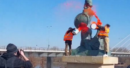 Warszawska syrenka oblana farbą. Tak świętują aktywistki