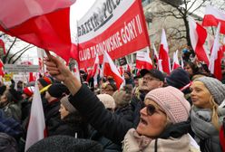 Baner z twarzą Tuska na proteście. Nagle ze sceny: "Proszę o schowanie"