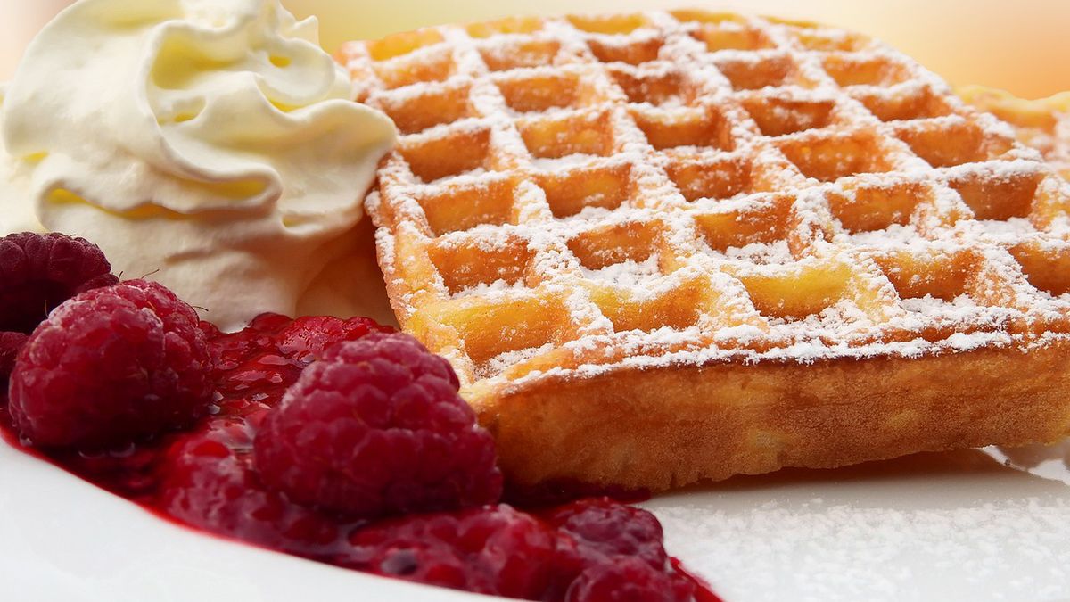 Najlepsze dodatki? Bita śmietana i sezonowe owoce. 