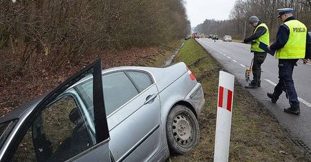 Wracając z dyskoteki rozbił BMW. Kierowca uciekł i ukradł inne auto, które też rozbił